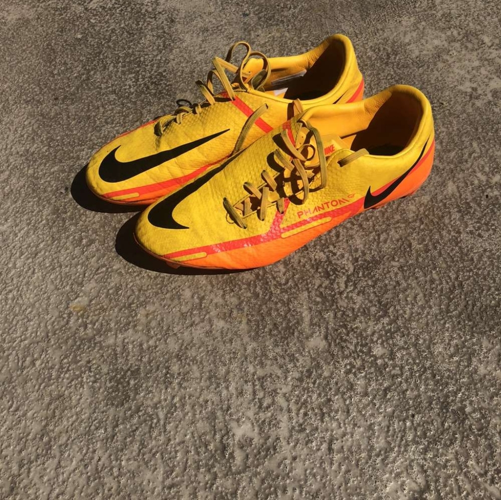 Soccer shoes